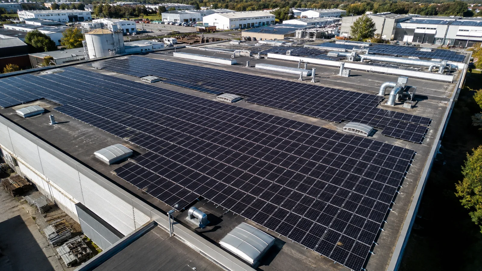 Tetto di capannone industriale coperto da pannelli fotovoltaici, vista aerea